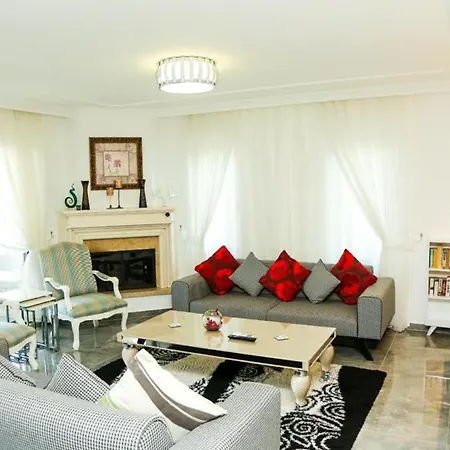 Villa-sleeps 9-parking-pool-bbq-hot Tub-pets *