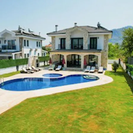 Villa-sleeps 9-parking-pool-bbq-hot Tub-pets *