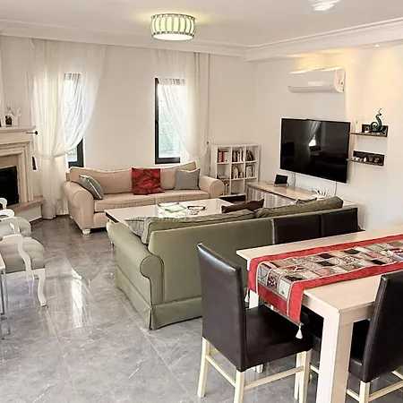 Villa-sleeps 9-parking-pool-bbq-hot Tub-pets