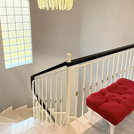 Villa-sleeps 9-parking-pool-bbq-hot Tub-pets *