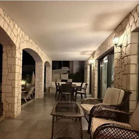 Villa-sleeps 9-parking-pool-bbq-hot Tub-pets *