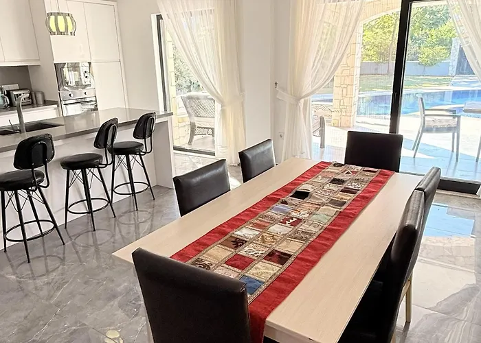 Villa-sleeps 9-parking-pool-bbq-hot Tub-pets Villa