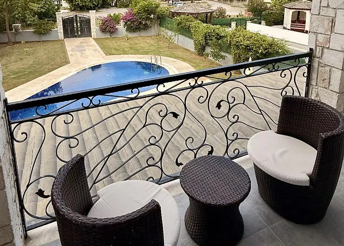 Villa-sleeps 9-parking-pool-bbq-hot Tub-pets Villa