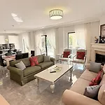 Villa-sleeps 9-parking-pool-bbq-hot Tub-pets Villa