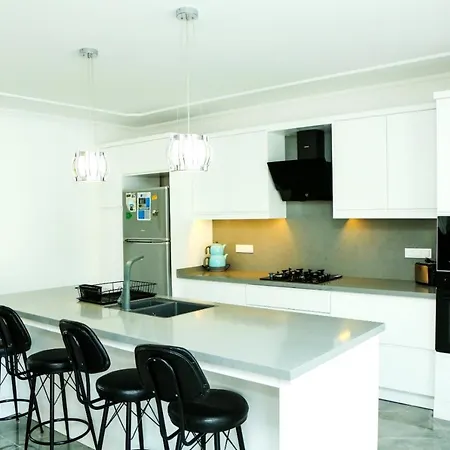 Villa-sleeps 9-parking-pool-bbq-hot Tub-pets וילה דליאן