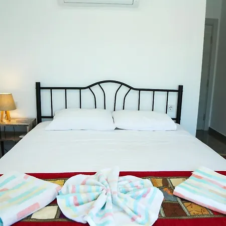 וילה Villa-sleeps 9-parking-pool-bbq-hot Tub-pets דליאן