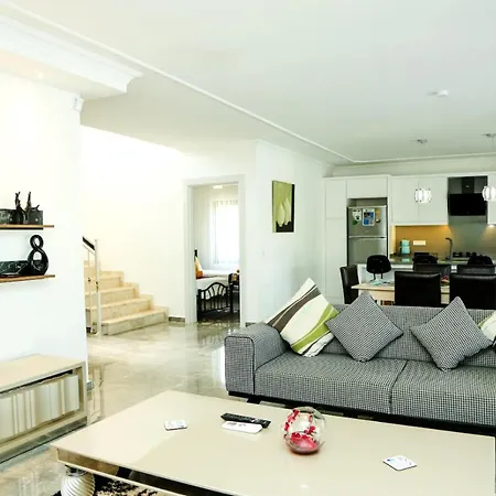 Villa-sleeps 9-parking-pool-bbq-hot Tub-pets *