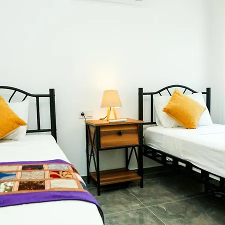 Villa-sleeps 9-parking-pool-bbq-hot Tub-pets וילה