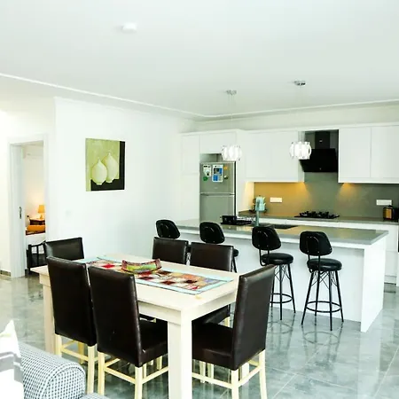 וילה Villa-sleeps 9-parking-pool-bbq-hot Tub-pets *