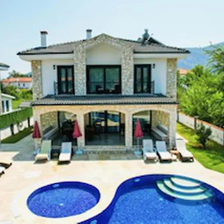 Villa-sleeps 9-parking-pool-bbq-hot Tub-pets *