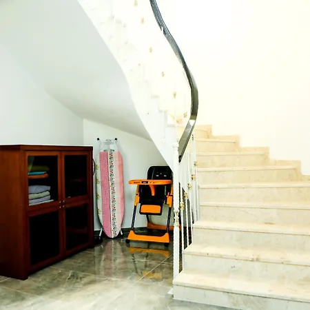 Villa-sleeps 9-parking-pool-bbq-hot Tub-pets וילה דליאן