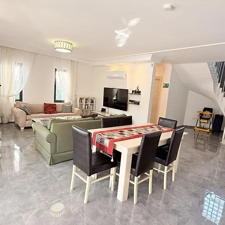 Villa-sleeps 9-parking-pool-bbq-hot Tub-pets *