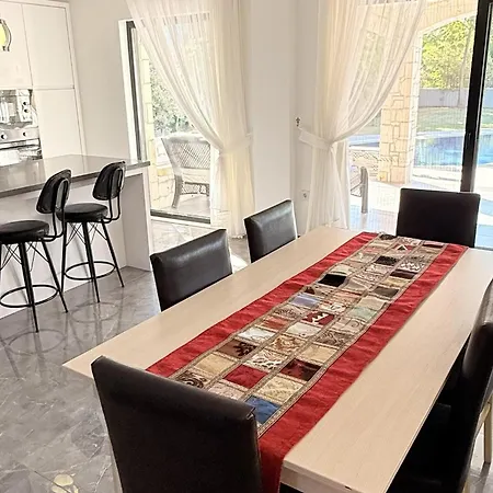 Villa-sleeps 9-parking-pool-bbq-hot Tub-pets Vilă