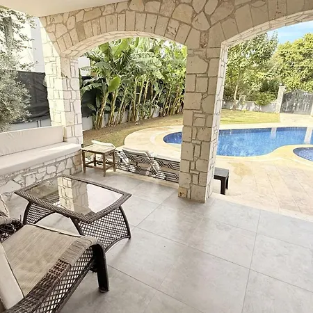Villa-sleeps 9-parking-pool-bbq-hot Tub-pets וילה דליאן