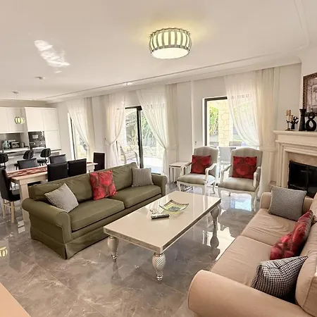 Villa-sleeps 9-parking-pool-bbq-hot Tub-pets וילה