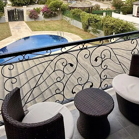 Villa-sleeps 9-parking-pool-bbq-hot Tub-pets Βίλα