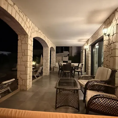 וילה Villa-sleeps 9-parking-pool-bbq-hot Tub-pets