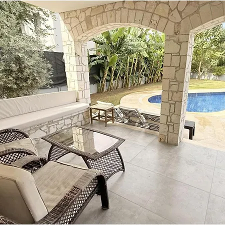 וילה Villa-sleeps 9-parking-pool-bbq-hot Tub-pets *