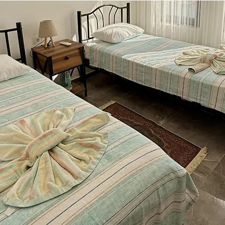 Villa-sleeps 9-parking-pool-bbq-hot Tub-pets וילה
