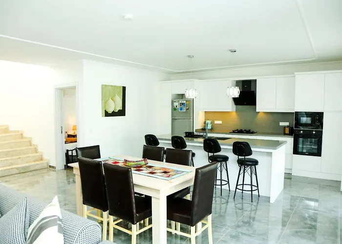 别墅 Villa-sleeps 9-parking-pool-bbq-hot Tub-pets *