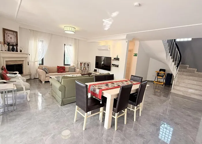 Villa-sleeps 9-parking-pool-bbq-hot Tub-pets *