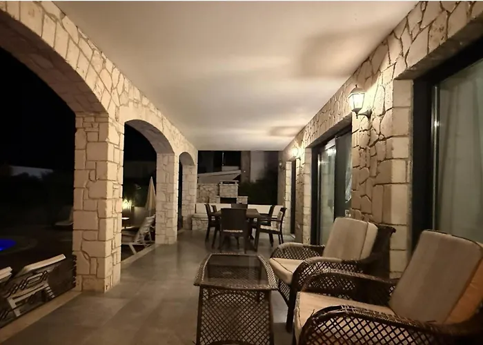 Villa-sleeps 9-parking-pool-bbq-hot Tub-pets *